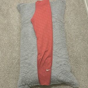 WOMENS XS LEGGINGS NEVER BEEN WORN, NEW WITH TAGS, DD5388-622